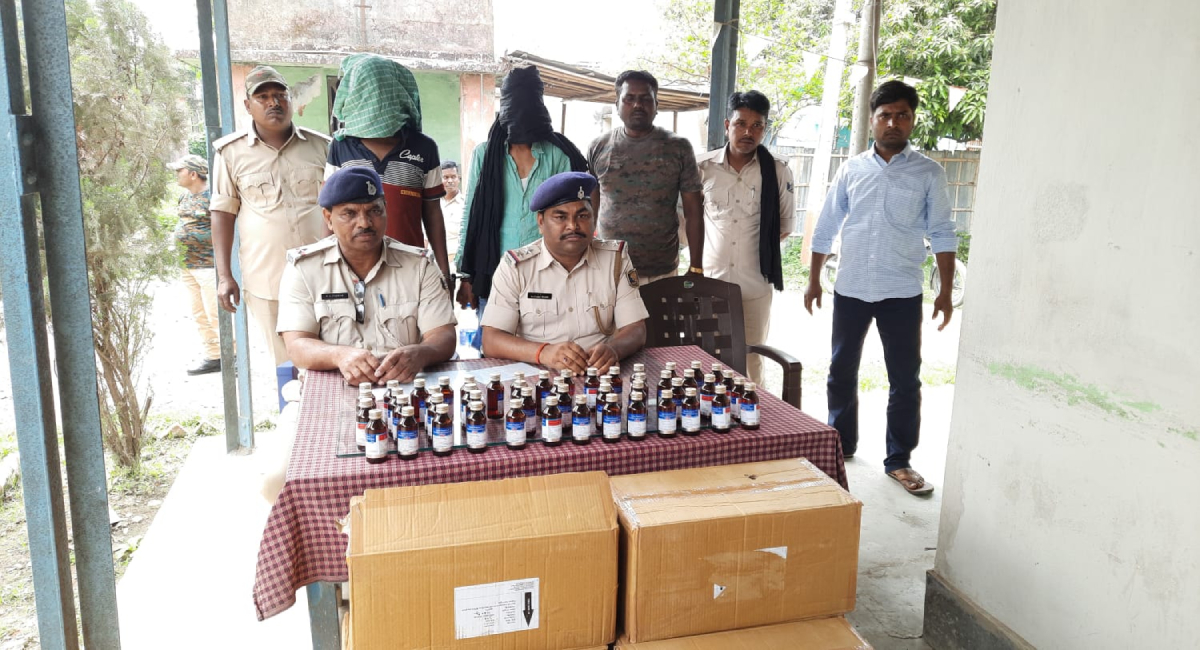 Madhepura: प्रतिबंधित कफ सिरप की 980 शीशी बरामद, दो गिरफ्तार, कार जब्त