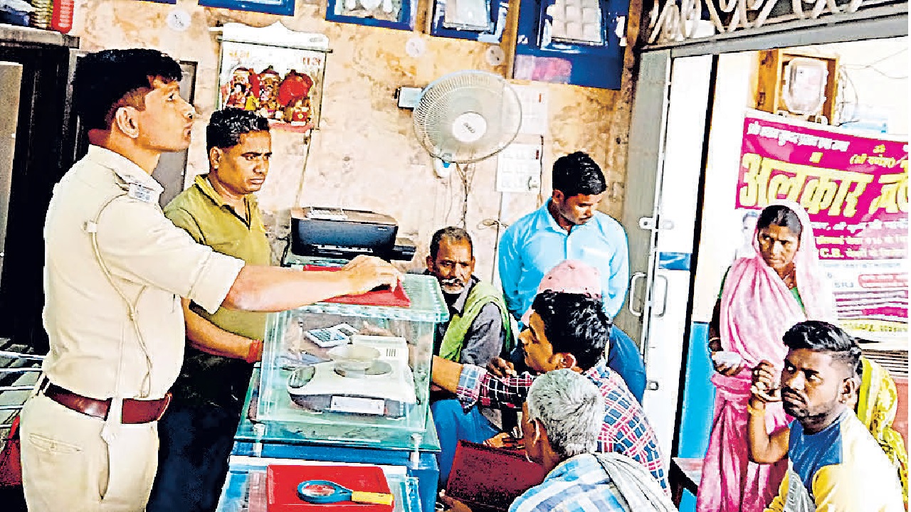 Bihar News: दरभंगा में नकाबपोश अपराधियों ने व्यवसायी को लूटा, घर जाते वक़्त आभुषणों से भरा बैग छीना