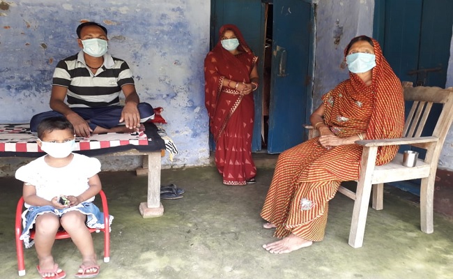 पीठ पर बैग और कांधे पर बच्ची को लिए सैकड़ों मील पैदल चल कर गुरुग्राम से दरभंगा पहुंचा प्रवासी, बोला- वापस जाने की बात तो सोच ही नहीं सकता