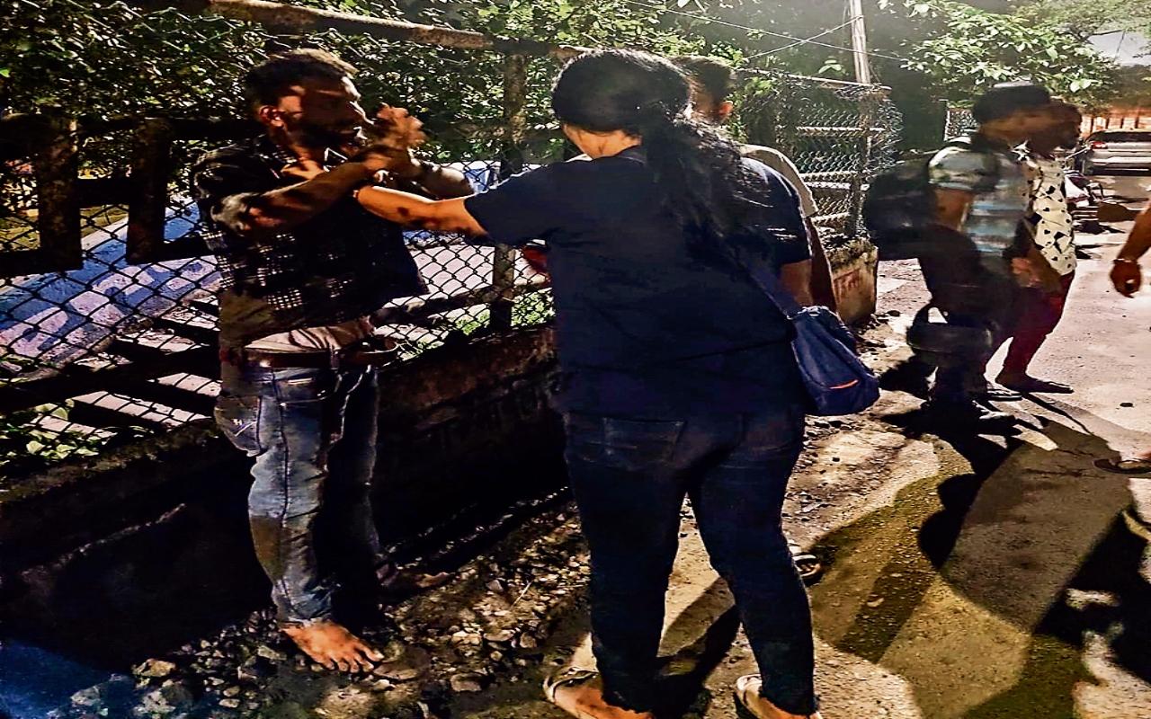 रात दो बजे टाटानगर रेलवे स्टेशन ओवरब्रिज पर युवक को पीटती रही युवती, जानें क्या है पूरा मामला