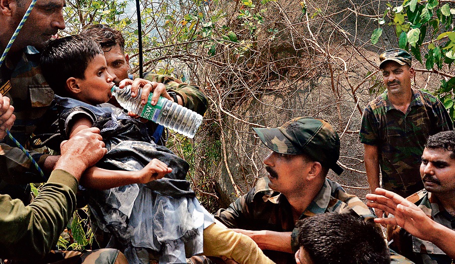देवघर रोपवे हादसा: डर के साये के बीच कैसे बीती 32 लोगों की जिंदगी, रात भर सो नहीं पाये बच्चे