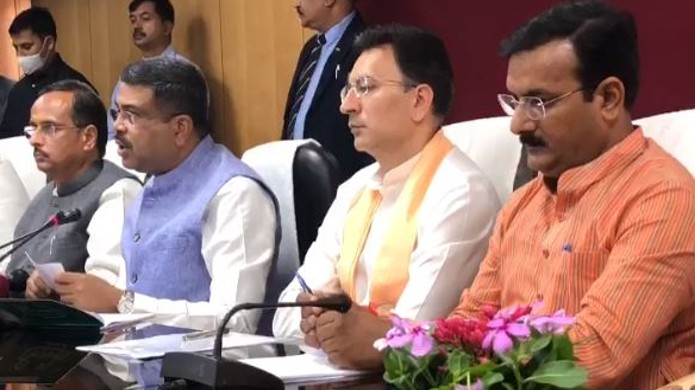 Lucknow News: केन्द्रीय शिक्षा मंत्री धर्मेंद्र प्रधान ने की ‘आप’ सांसद संजय सिंह की तारीफ, जानें वजह