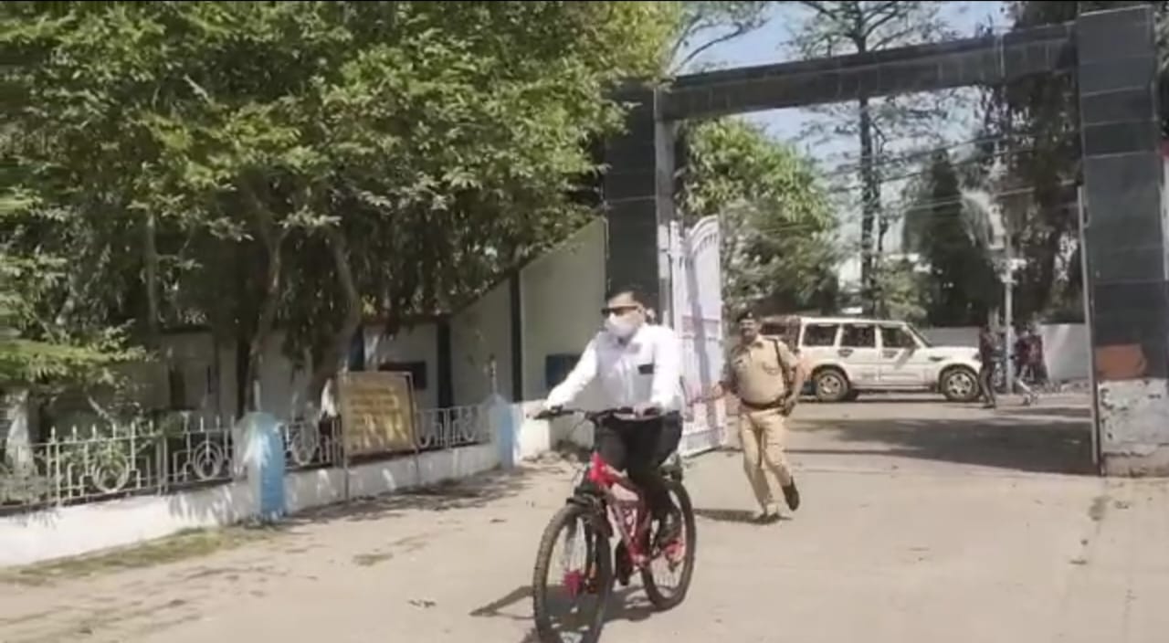 कटिहार में साइकिल से दफ्तर पहुंचे डीएम सहित अधिकारी व कर्मचारी, कलेक्ट्रेट में दिखा अनोखा नजारा