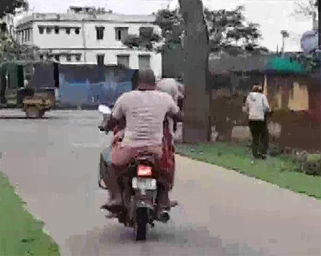 अस्पताल में खड़ी रही एंबुलेंस नहीं मिली, बाइक से बच्चों की लाश ले गए परिजन