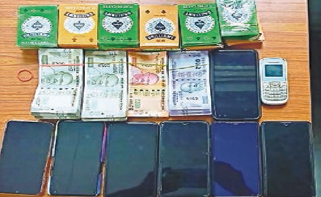 मुंगेर में जुआ का अड्डा बना था राजद नेता के रिश्तेदार का घर, पुलिस ने नौ को रंगेहाथ दबोचा