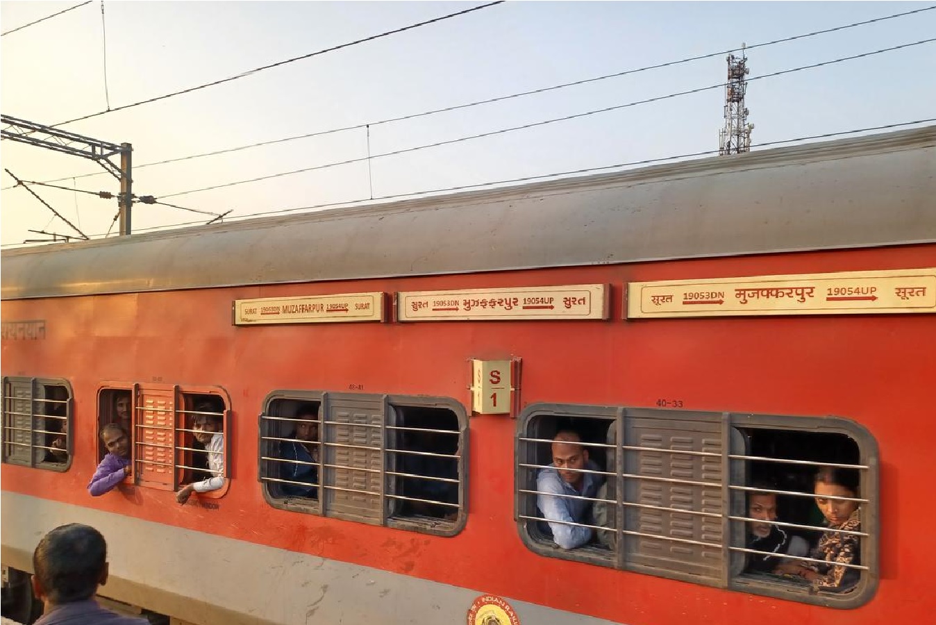 मुजफ्फरपुर-सूरत एक्सप्रेस में महिला ने किया छेड़खानी का विरोध, तो रिश्तेदार के साथ उसे चलती ट्रेन से फेंका