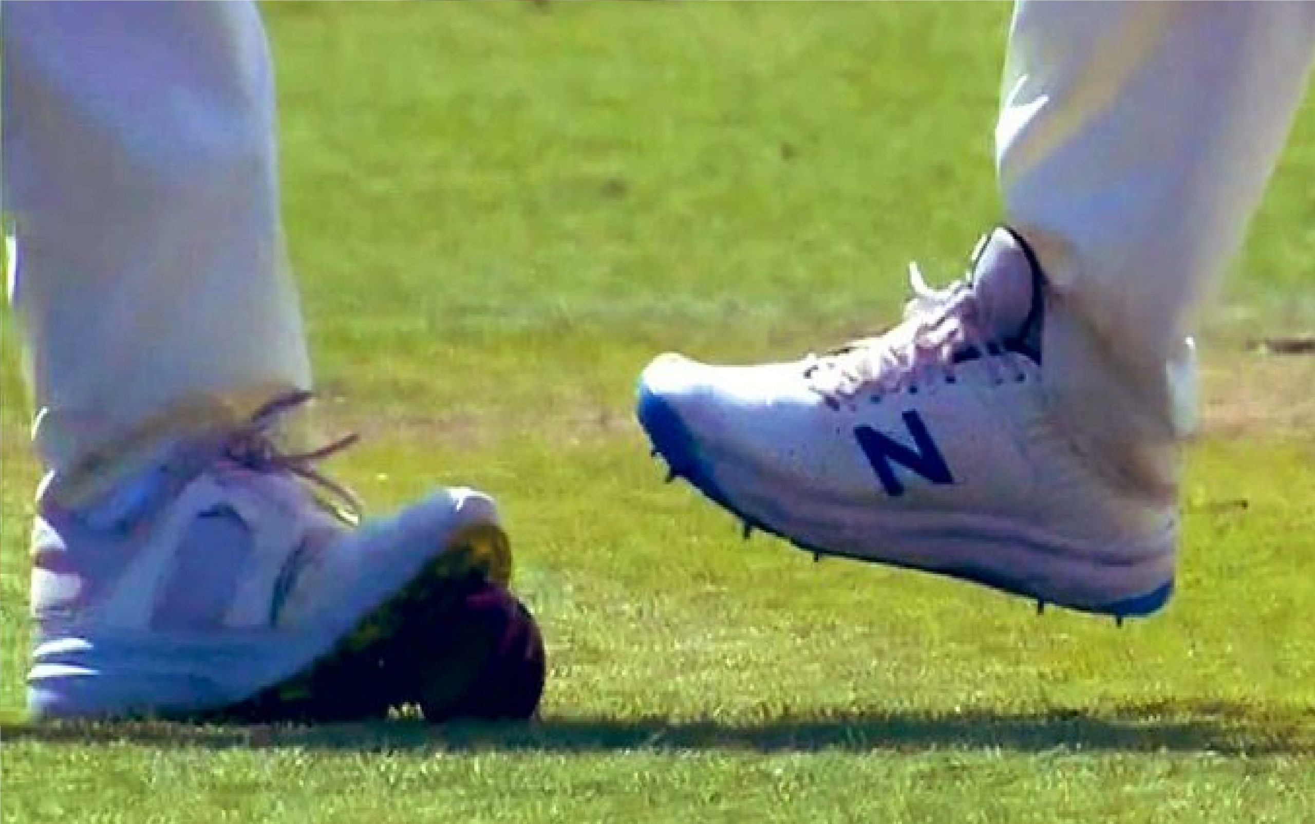 INDvsENG: लॉर्ड्स टेस्ट में इंग्लैंड के खिलाड़ियों ने की Ball Tampering? सहवाग ने पूछा – ये क्या हो रहा है?