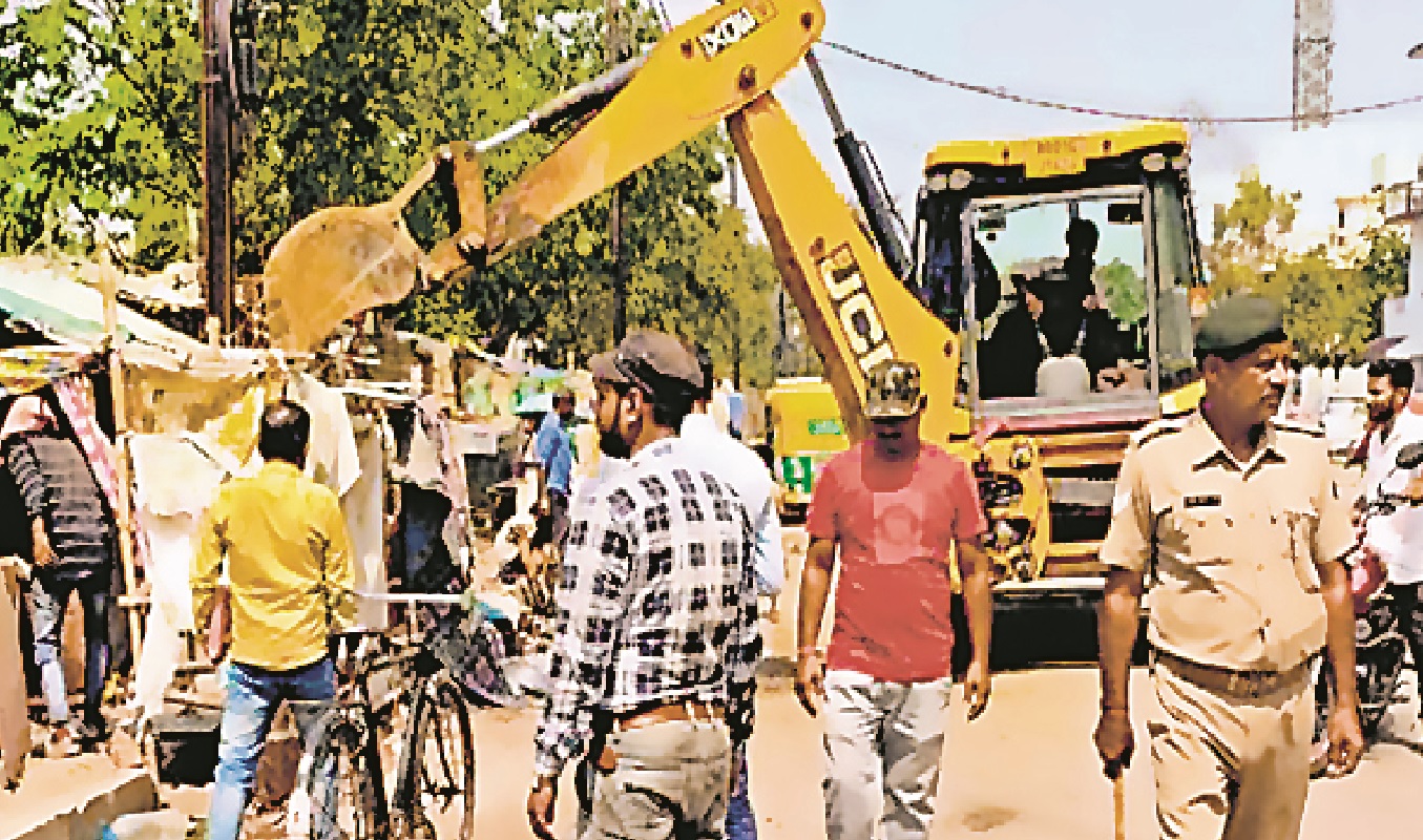 पटना में चला बुलडोजर, शेखपुरा से बकरी मार्केट तक हटा अतिक्रमण, पाटलिपुत्र खेल परिसर के पास तोड़ी झोपड़ियां