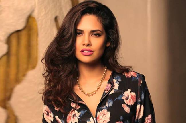 लॉकडाउन में Esha Gupta के योगा पोस्ट हुए वायरल, तस्वीरों के साथ कठिन योगा पर फैंस यूं दे रहे रिएक्शन