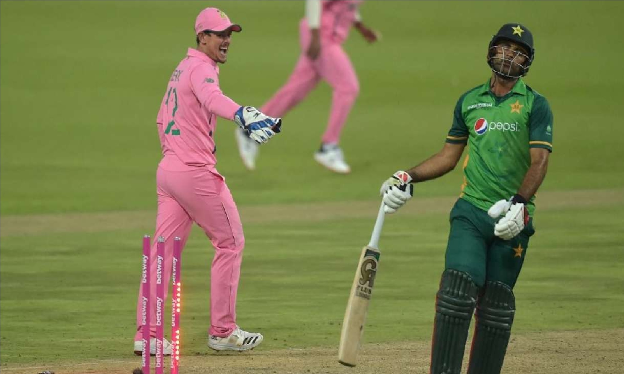PAK vs SA : धोखे से किया गया फखर जमान को आउट ? गुस्से से लाल हुए शोएब अख्तर, सोशल मीडिया में फैन्स ने डिकॉक बताया ‘चीटर’