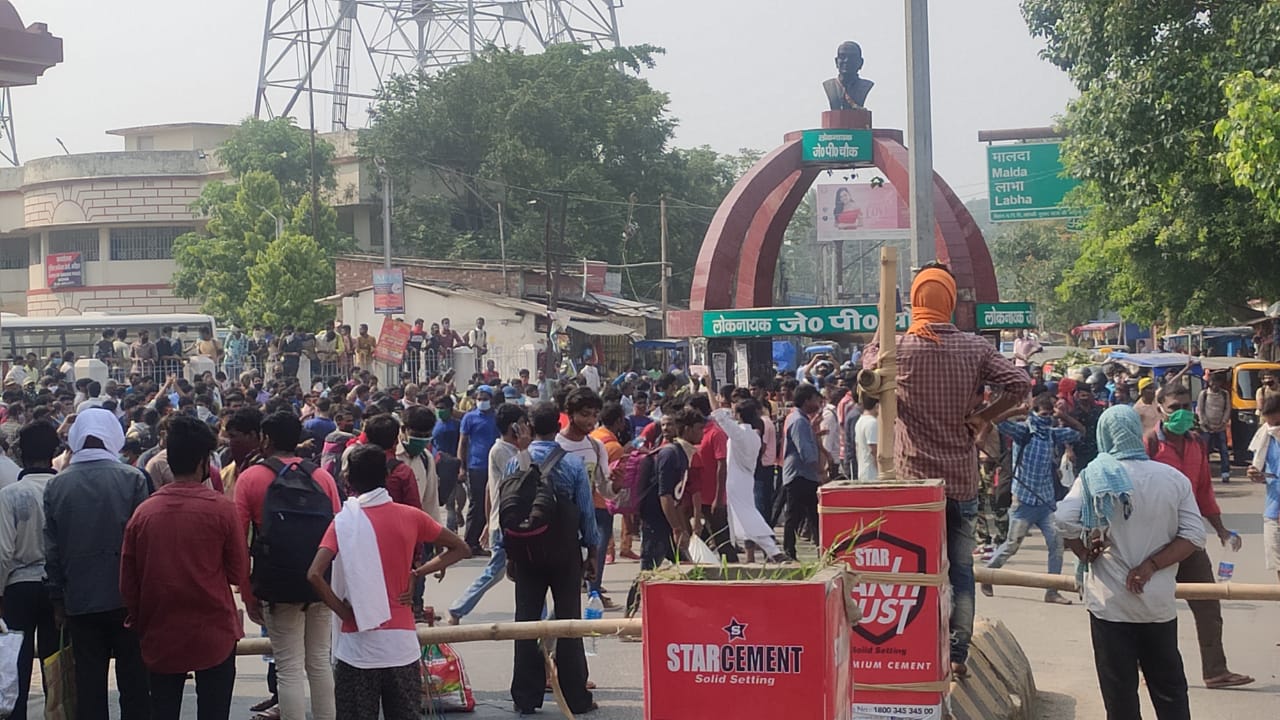 केरल से कटिहार पहुंचे प्रवासियों ने बस ने मिलने पर किया हंगामा, पुलिस ने किया लाठीचार्ज