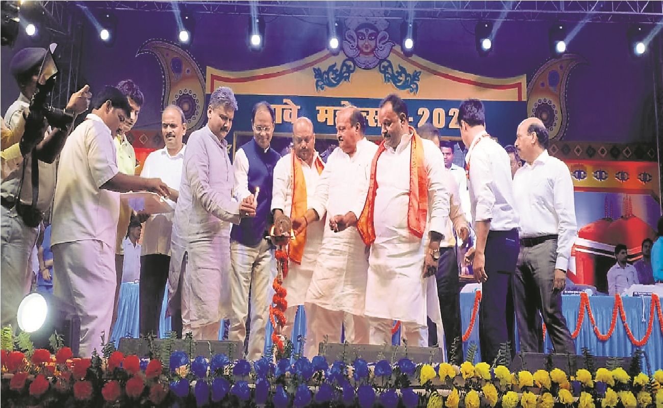 गोपालगंज में देवी आराधना से हुआ थावे महोत्सव का आगाज, देशभक्ति गीत से प्रियंका ने किया समापन
