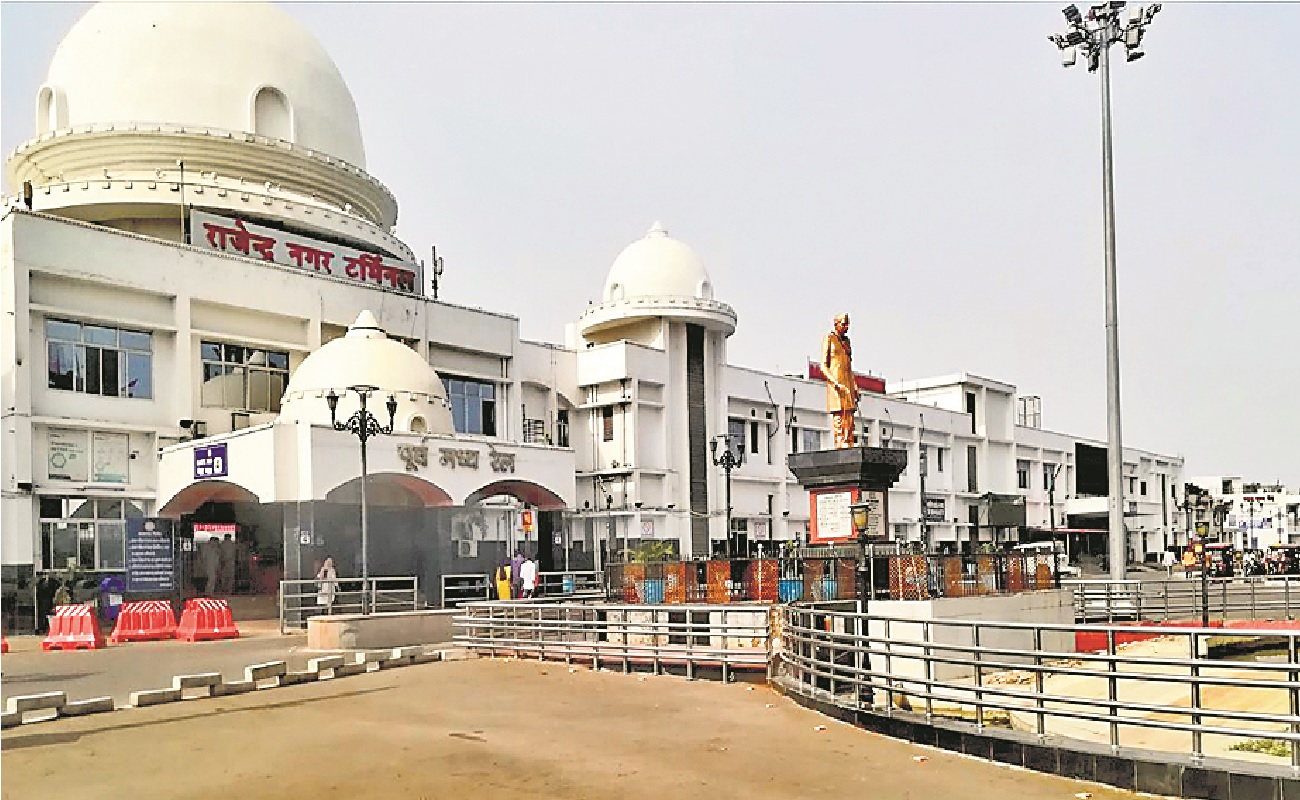 पटना के स्टेशन पर महिला बुकिंग क्लर्क ने किया बवाल, खैनी लगाते जांच करने पहुंचे अवर निरीक्षक, फिर…