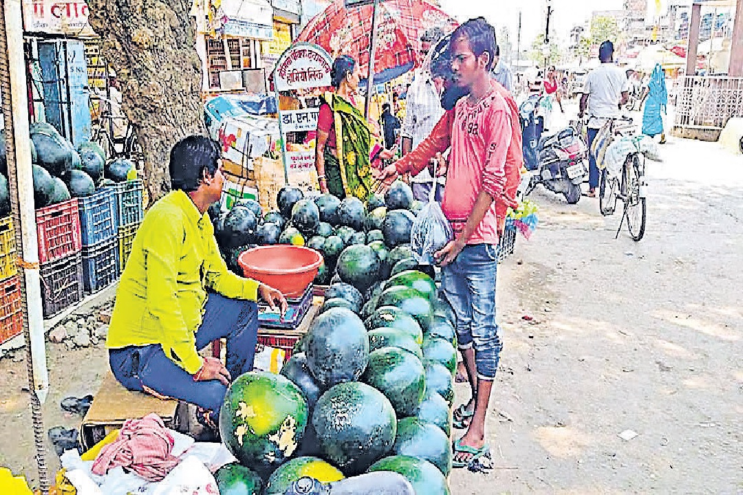 कटिहार में चिलचिलाती धूप व उमस भरी गर्मी से पूरे दिन जनता परेशान, ढूढ़ने पर भी नहीं मिल रहा पेड़ का छांव