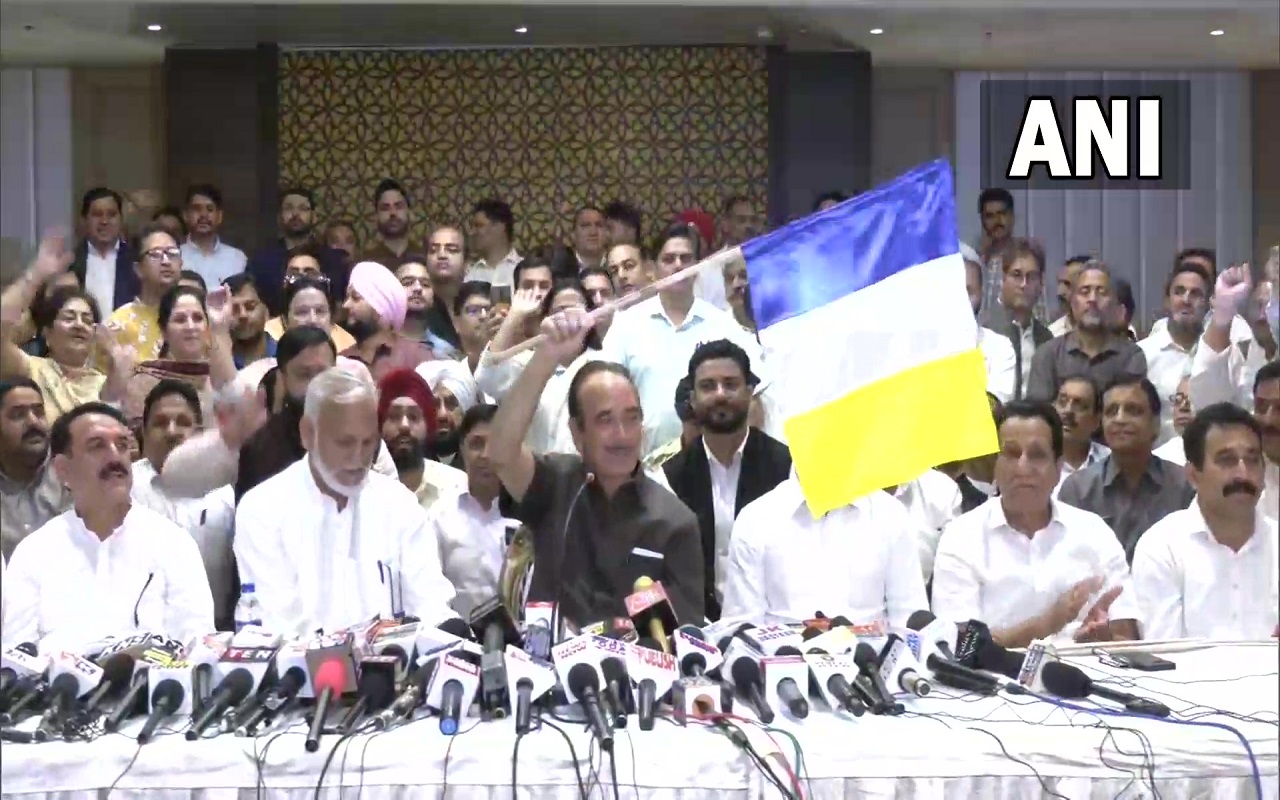 Ghulam Visit Jammu: गुलाम नबी आजाद ने अपनी पार्टी का नाम रखा ‘डेमोक्रेटिक आजाद पार्टी’, ये है झंडे का रंग