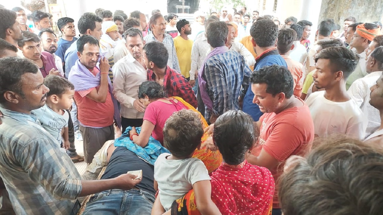 Jharkhand News: झारखंड में सड़क हादसा, पुलिस गाड़ी पलटने से रेडियो ऑपरेटर की मौत, चार घायल