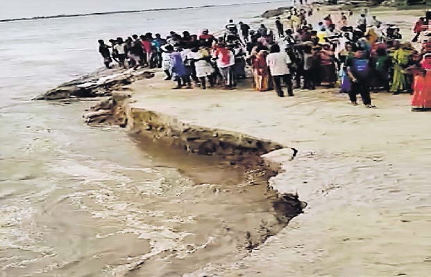Bihar Flood 2020: गंगा किनारे कैल्शियम कार्बोनेट की मोटी पट्टी, अवैध मिट्टी उठाव से गहराया कटाव का संकट