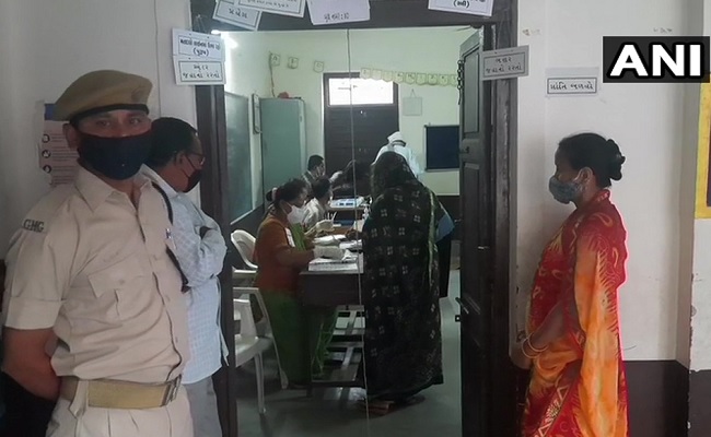 Gujarat Local Body Election 2021 : गुजरात निकाय चुनाव में हिंसा, दाहोद में तोड़ी गयी ईवीएम, पथराव के बाद विरमगाम में लाठीचार्ज