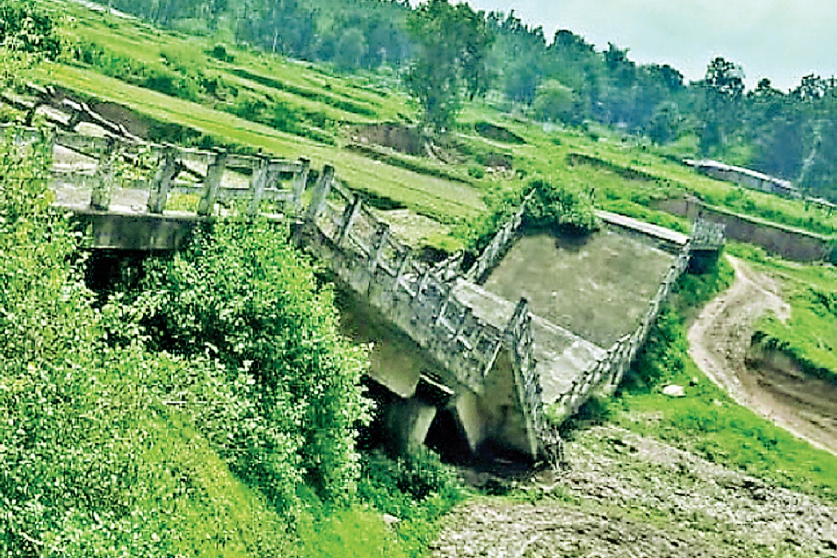 गुमला के 200 गांव बरसात में बन जाते हैं टापू,
ग्रामीण तीन से चार माह नहीं निकल पाते हैं बाहर