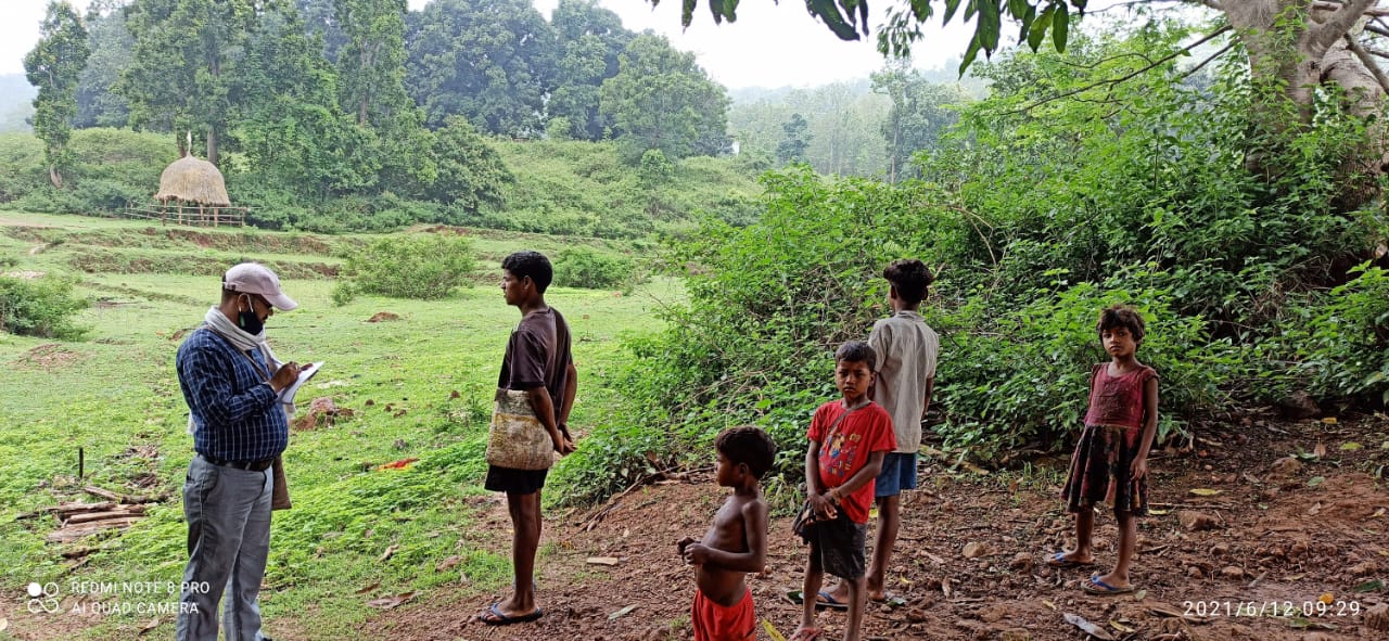 ग्राउंड रिपोर्ट : पहाड़ पर बसे केवना गांव की कोरवा जनजाति के लोगों ने ग्रामीण डॉक्टरों से कराया इलाज, आर्थिक तंगी ऐसी कि अब किस्त में कर रहे पैसे का भुगतान