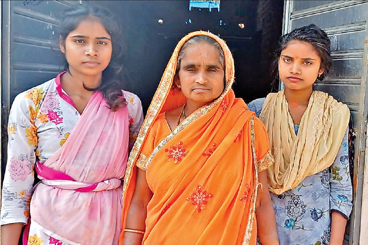 गुमला : पिता की मौत के बाद बहनों ने अपनाया परंपरागत व्यवसाय