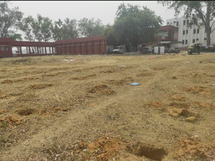 Jharkhand News : झारखंड के गुमला में नयी बिल्डिंग के लिए अस्पताल परिसर से काटे गये थे 39 पेड़, तीन साल बाद भी नहीं लगा एक पौधा