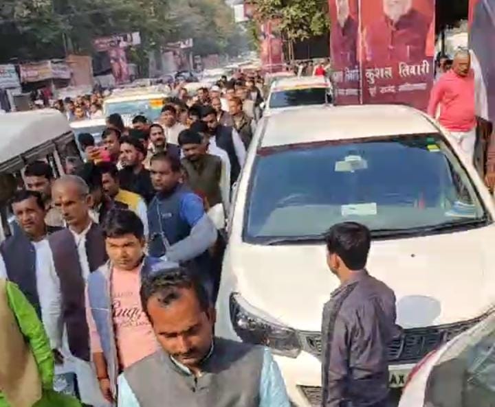 1000 गाड़ियों का काफिला और समर्थकों के साथ सपा दफ्तर पहुंचे ‘तिवारी बंधु’, सीएम योगी के खिलाफ खोला मोर्चा