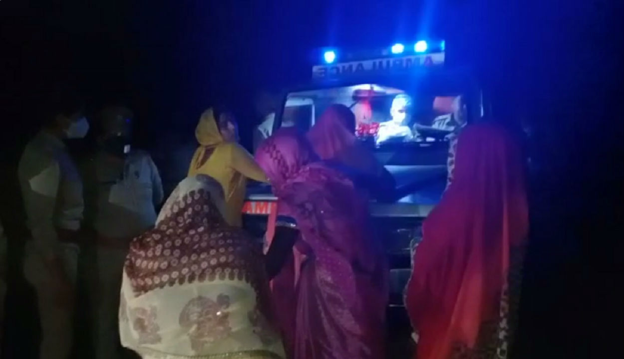हाथरस गैंगरेप मामला : संदेह के घेरे में उत्तर प्रदेश पुलिस, पीड़िता का रात में अंतिम संस्कार करने पर NWC ने जारी किया शो कॉज नोटिस