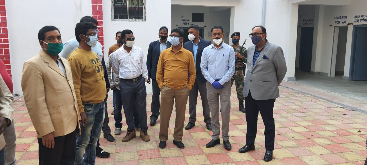 जामताड़ा के पूर्व विधायक विष्णु प्रसाद भैया के निधन पर अंतिम दर्शन करने पहुंचे सीएम हेमंत सोरेन, परिवार को बंधाया ढाढ़स, कोरोना की दूसरी लहर को लेकर की ये अपील