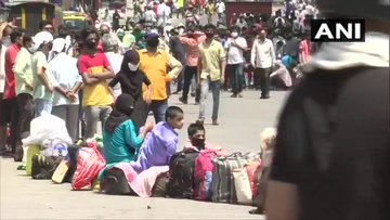 धारावी में जुटी प्रवासियों की भीड़, घर लौटने की आस में घंटों से कर रहे हैं इंतजार