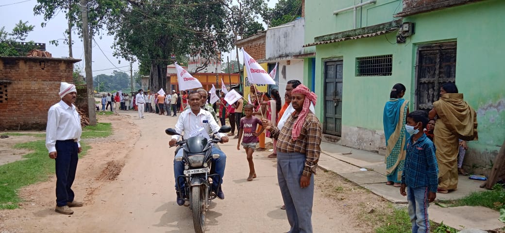 सड़क निर्माण को लेकर बनायी मानव श्रृंखला, विधायक-सांसद के खिलाफ नारेबाजी, सीएम हेमंत सोरेन को सौंपेंगे ज्ञापन