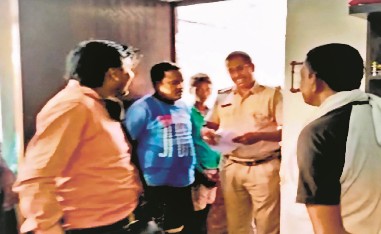 पटना में अपराधियों ने की ताबड़तोड़ फायरिंग, घर में घुस कर महिलाओं व बच्चों को बनाया बंधक, जानें पूरी बात