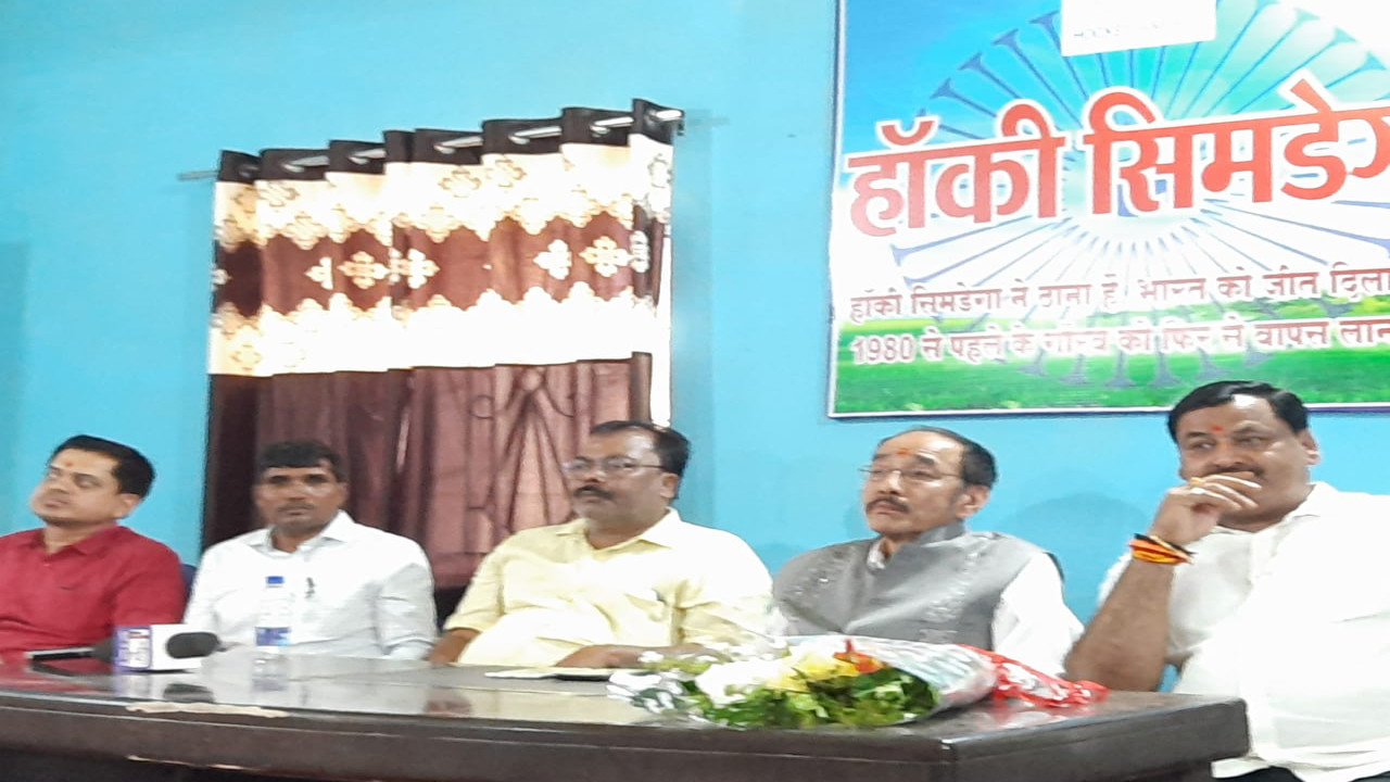 Jharkhand News : इंडिया हॉकी प्रेसिडेंट पहुंचे सिमडेगा, बोले- यहां के हॉकी खिलाड़ियों ने देश का बढ़ाया है मान