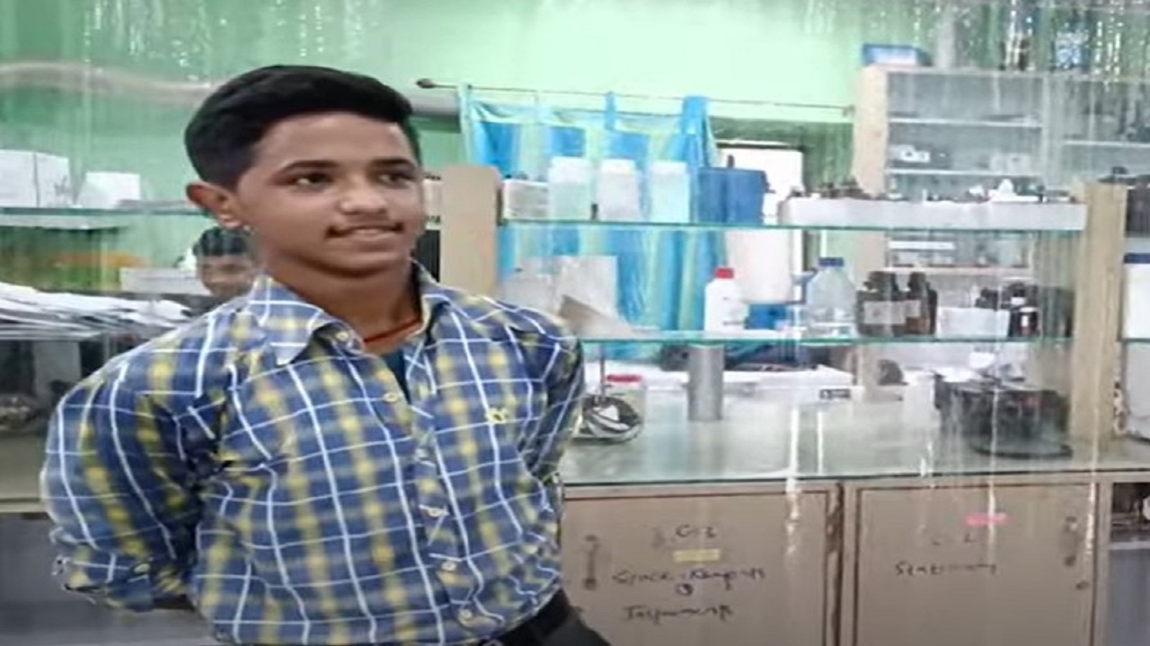 बिहार के हर्ष ने बनाया ऐसा डिवाइस, झट से बता देगा आपके फल और सब्जी में कितना है केमिकल, जानें कैसे करता है काम