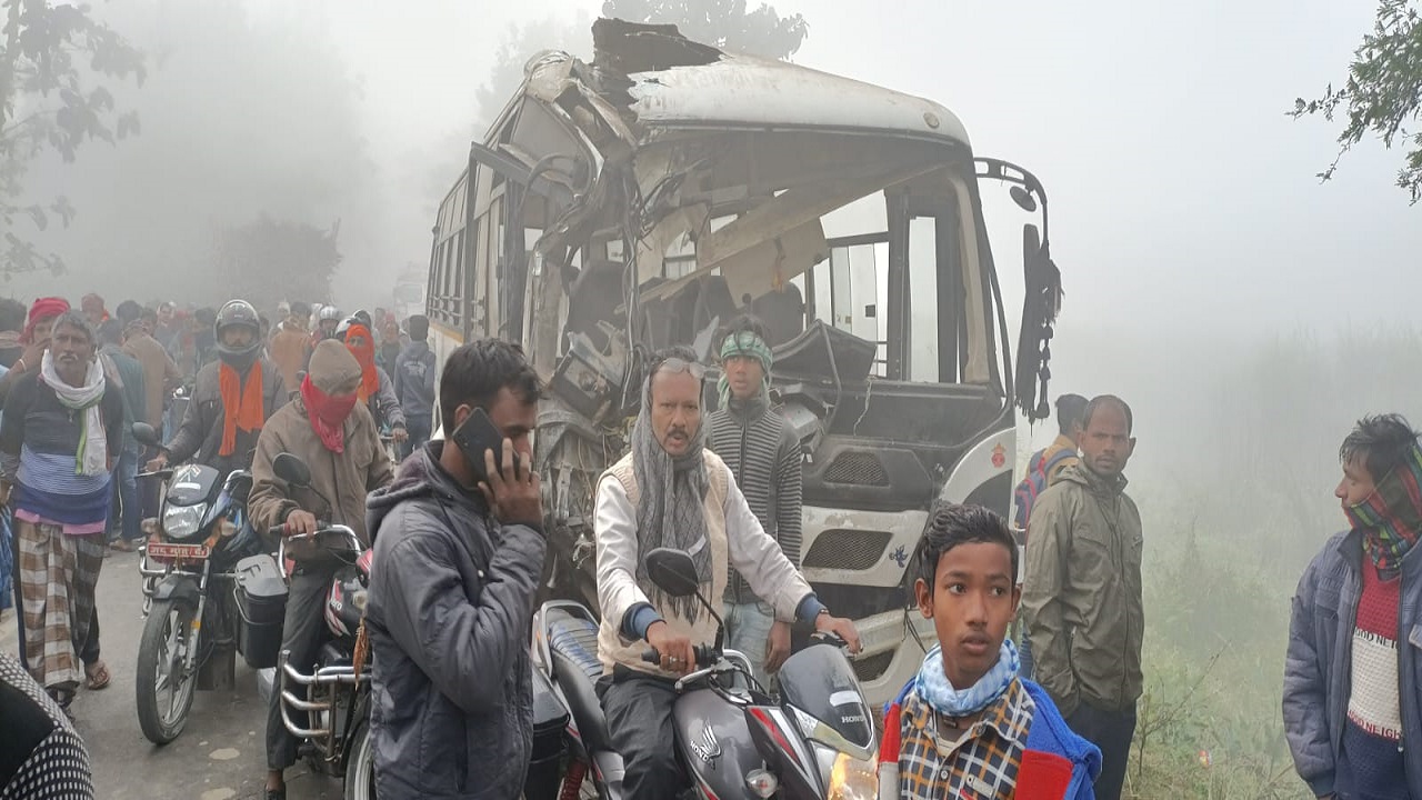 बिहार में कोहरे का कहर: बारातियों से भरी बस और ट्रक में भीषण टक्कर, 30 जख्मी, 8 की हालत गंभीर