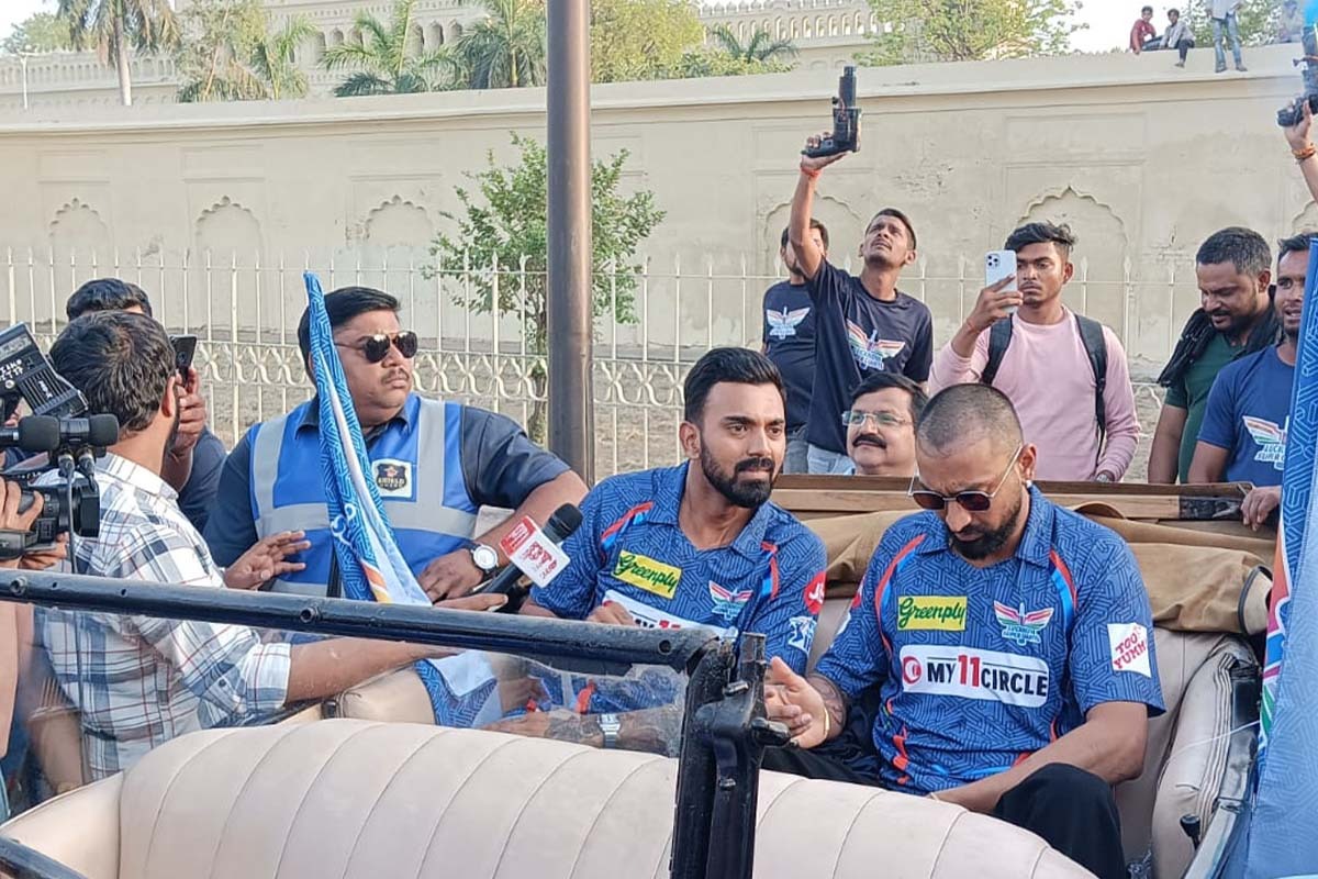 PHOTOS: सुपर जायंट्स टीम ने लखनऊ में निकाला रोड शो, खुली विंटेज कार में सैर करती दिखी केएल राहुल की टीम