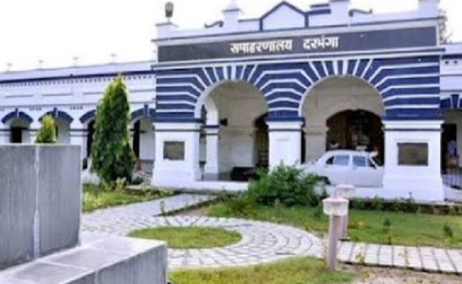 Bihar News: जांच करने दरभंगा समाहरणालय परिसर पहुंचे एसपी को मिली शराब की और बोतलें, 2 पुलिसकर्मी सस्पेंड