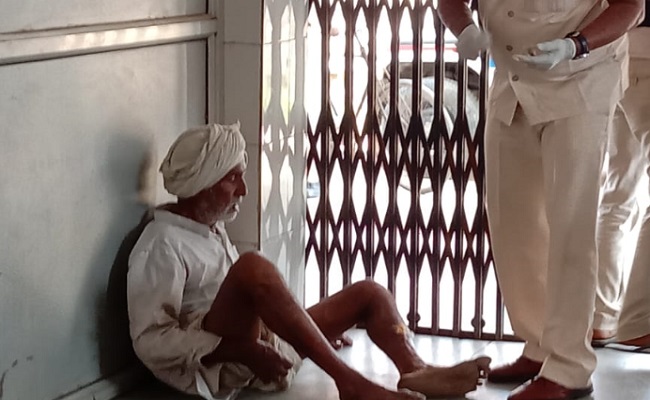 लापरवाही: मरीजों को फर्श पर बैठाकर किया जा रहा है इलाज