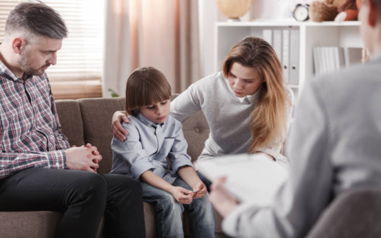 Parenting Tips: जब बच्चे न सुने पैरेंट्स की बात, तो क्या करें और क्या न करें?