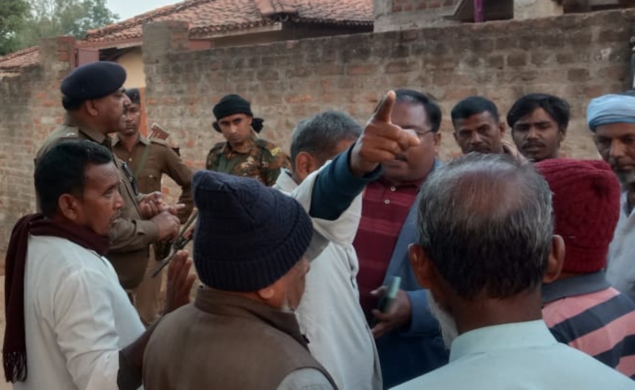 जामताड़ा में सरस्वती प्रतिमा विसर्जन के दौरान पत्थरबाजी, इंस्पेक्टर समेत 4 पुलिसकर्मी गंभीर, फायरिंग