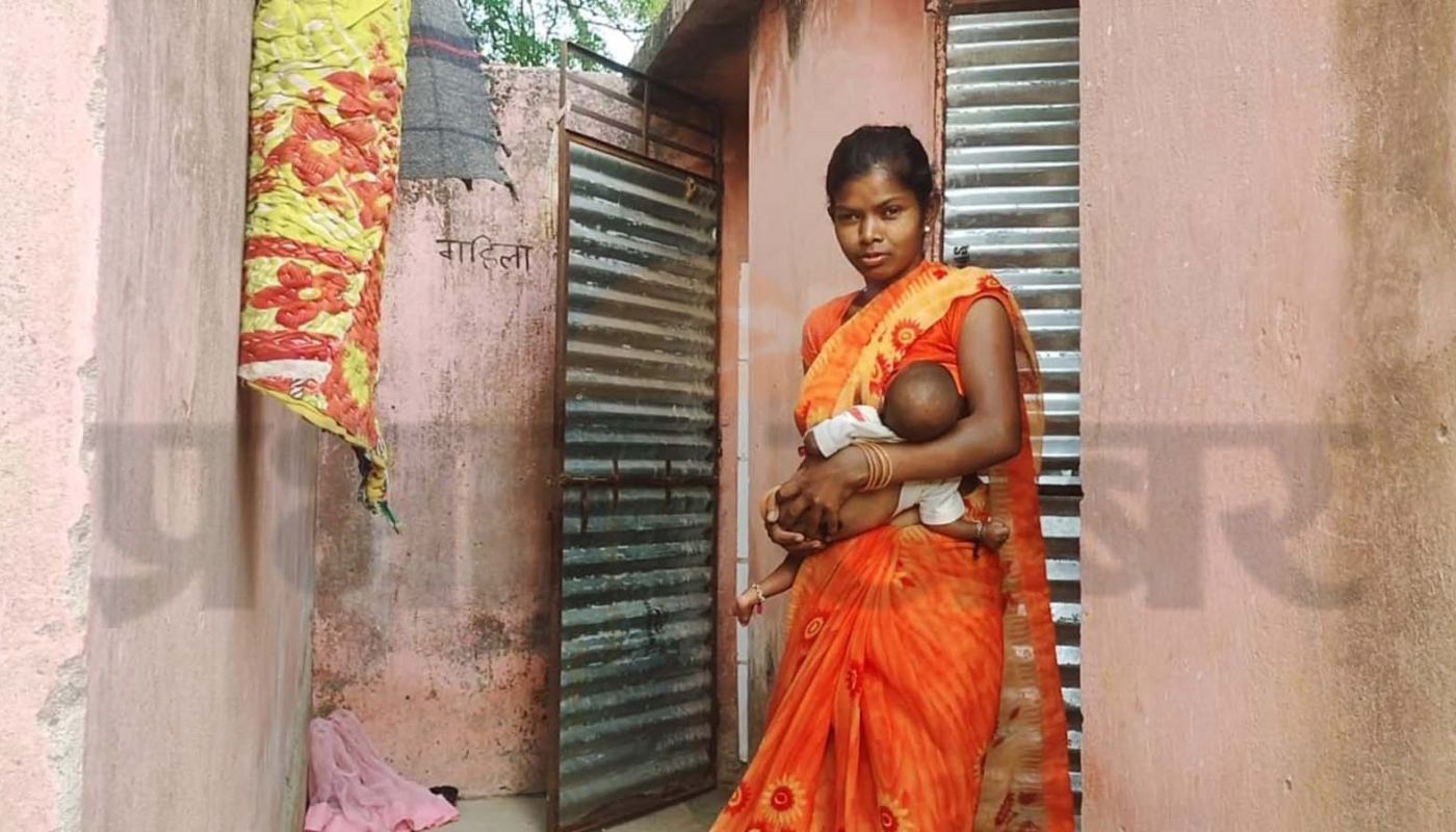 रामगढ़ : तीन वर्ष से शौचालय में जिंदगी बिताने को मजबूर बिरहोर दंपती, बीडीओ दे रहे ये दलील