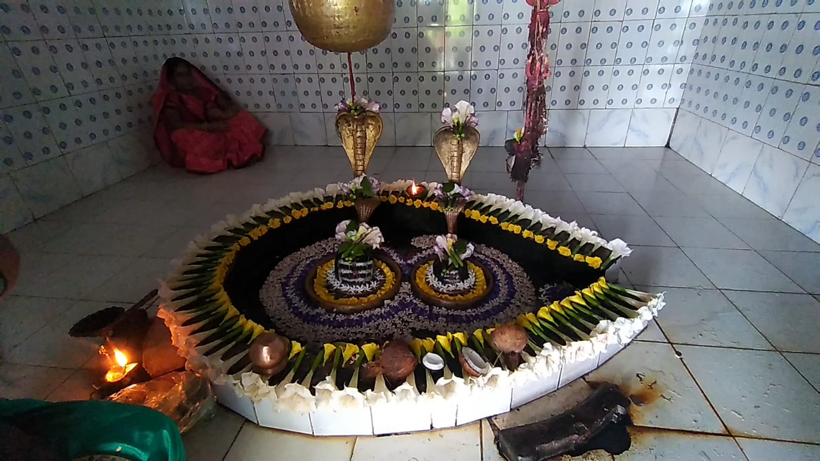 झारखंड के इस जोड़ा शिवलिंग पर चढ़ाते हैं ‘पाताल गंगा’ का जल, तीन फुट के कुएं से निकलता रहता है पानी