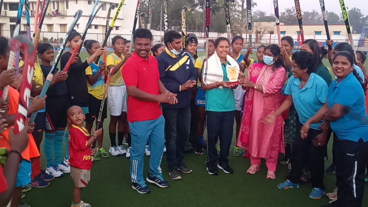 हॉकी की नर्सरी सिमडेगा में खेल मैदान के लिए 3 एकड़ जमीन देने वाली करिश्मा परवार को मिला सम्मान