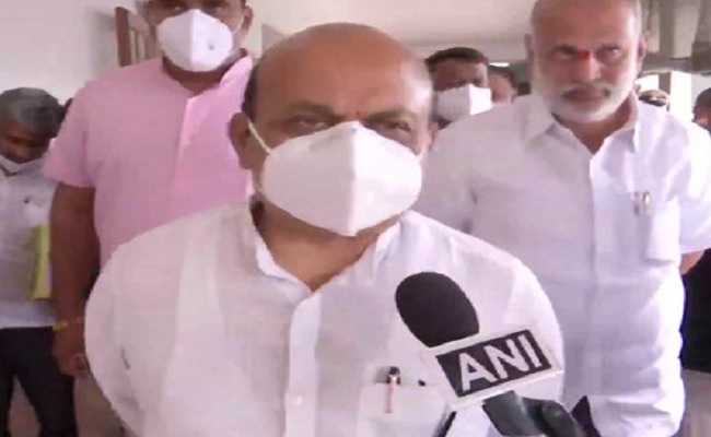 कर्नाटक में मंदिर ढहाने पर विवाद: मैसूर के डीसी और तहसीलदार को कारण बताओ नोटिस