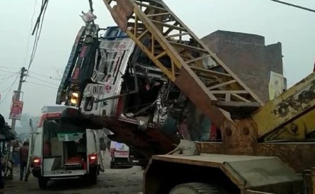यूपी के कौशांबी में भीषण सड़क हादसा, बालू लदे ट्रक के कार पर पलटने से ड्राइवर सहित 7 लोगों की मौत