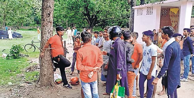 कारबाइन लेकर घूमता है बिहार प्रदेश प्राथमिक माध्यमिक शिक्षक संघ का उपाध्यक्ष, कई आपराधिक मामलों में लिप्त रहने पर भी नहीं होती कार्रवाई…