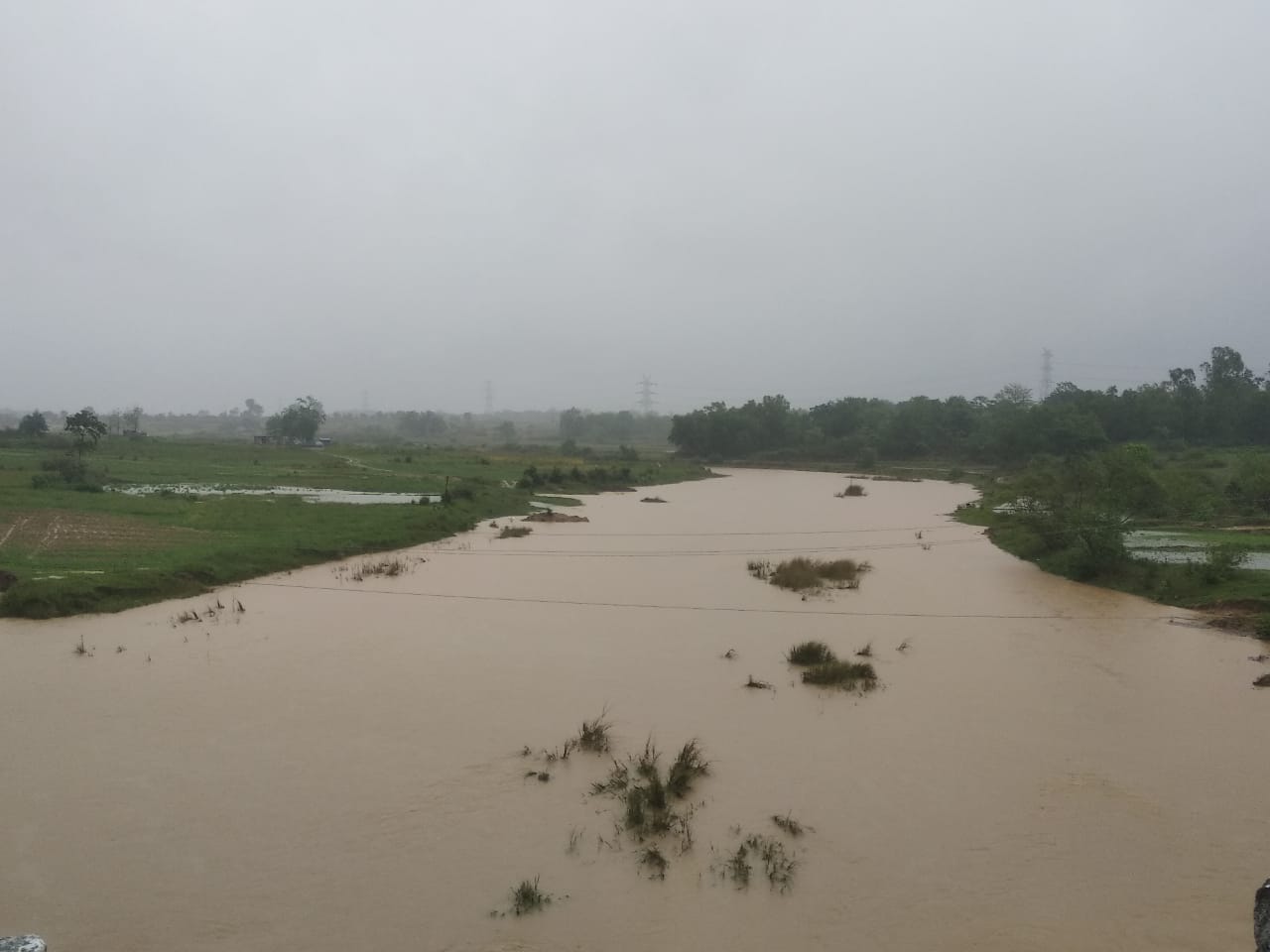 नेपाल में भारी बारिश के कारण बागमती नदी का बढ़ा जलस्तर, मुजफ्फरपुर के औराई में डूबा चचरी पुल
