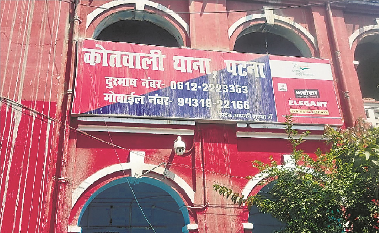 पटना के स्टेशन गोलंबर पर बेटी को पिता व भाई जबरन ले जा रहे थे घर, भीड़ ने समझा कर रहे जबरदस्ती, फिर….