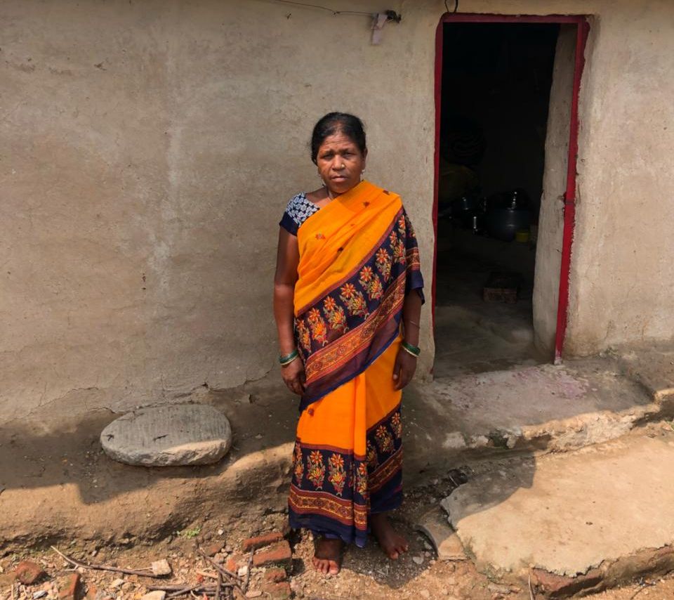 असहाय महिला को ‘सिस्टम’ ने कागजों पर मार दिया, पेंशन के लिए दर-दर भटक रही महिला, राशन कार्ड भी नहीं, खाने के पड़े लाले