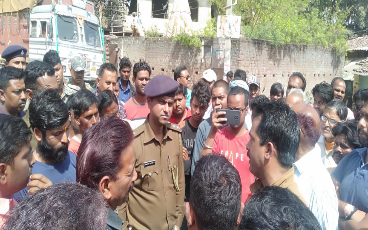 लोहरदगा में होटल व्यवसायी की धारदार हथियार से मारकर हत्या, आक्रोशित ग्रामीणों ने किया सड़क जाम